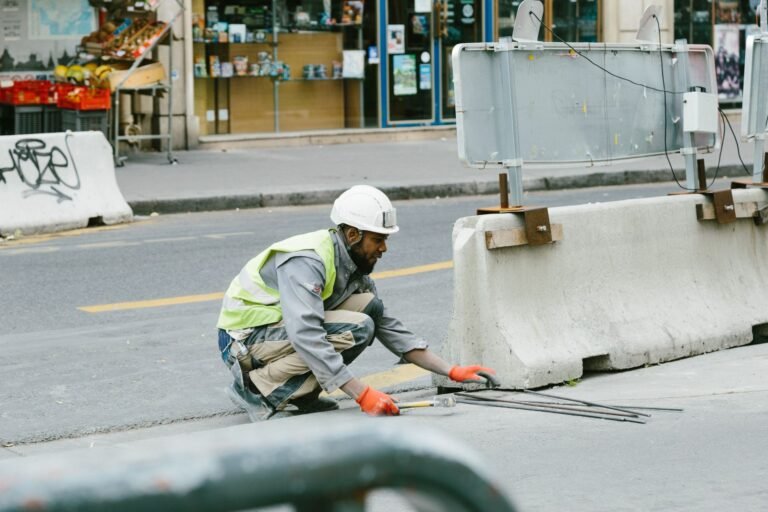 Vakman plaatst verkeersafzettingen op straat