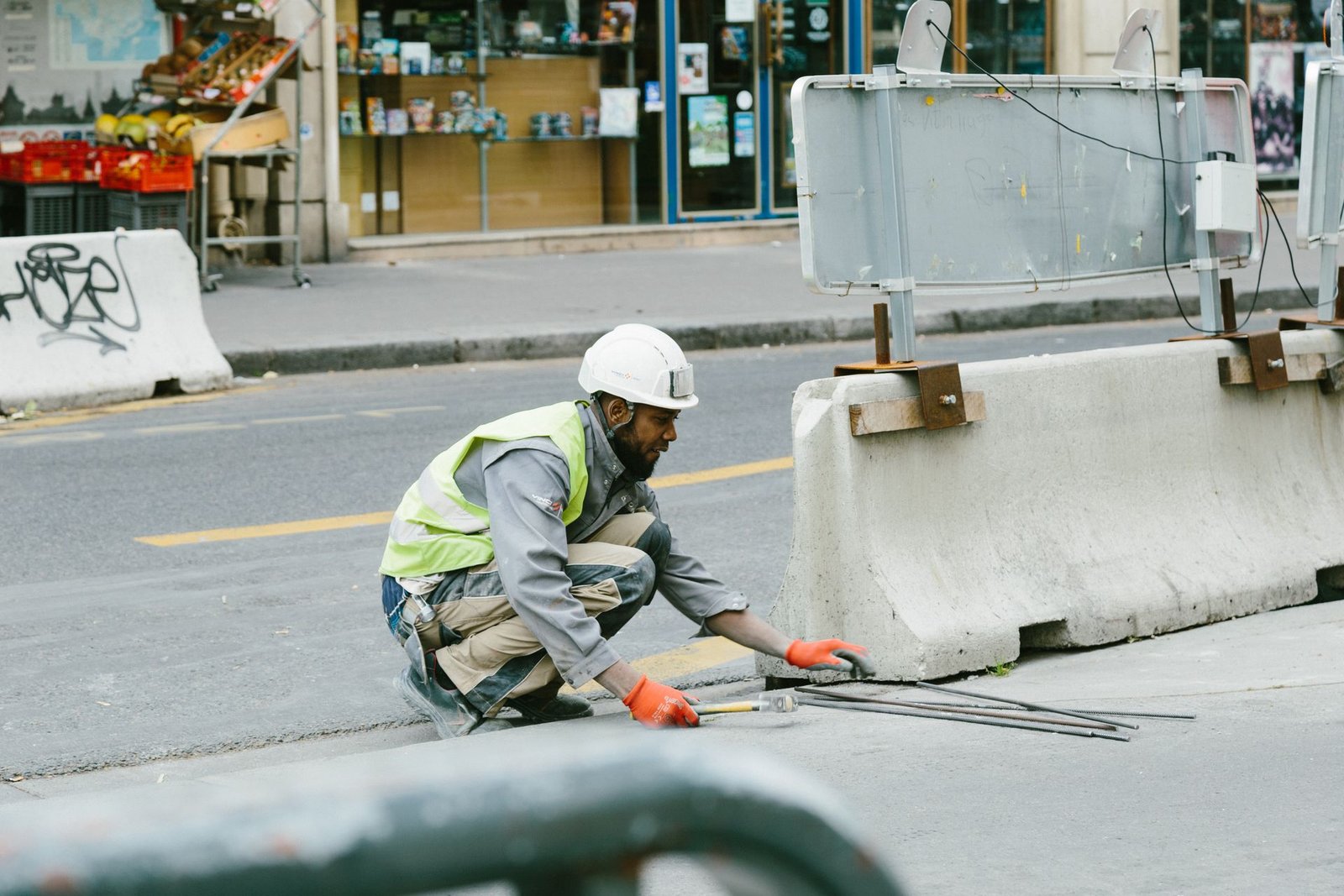 Vakman plaatst verkeersafzettingen op straat