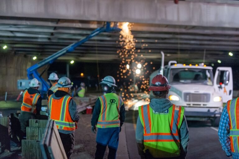Wegwerkers aan het werk in de nacht