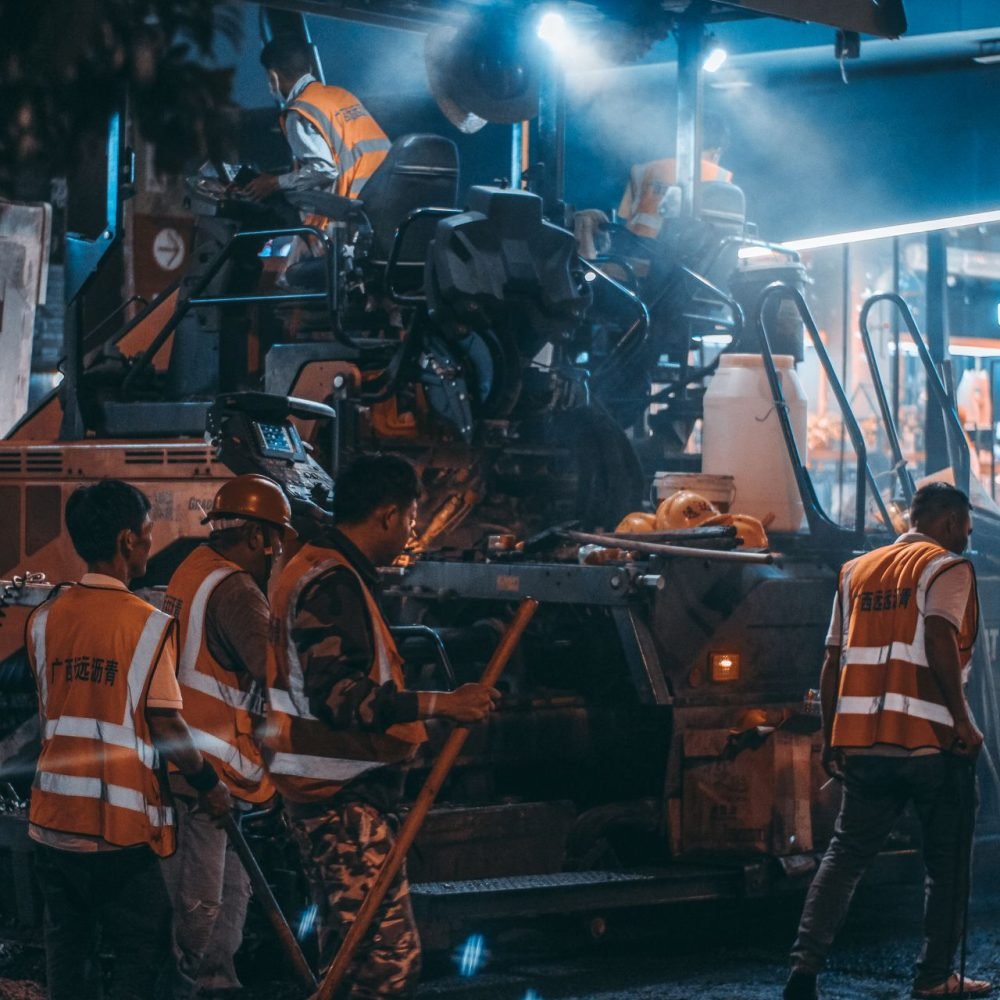 Wegwerkers tijdens nachtelijke asfaltwerkzaamheden